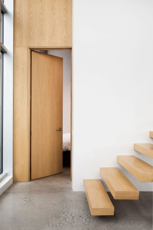 护墙板 定义、安装技巧与室内木门窗一体化服务指南